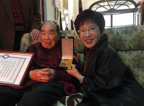 洪秀柱探視101歲老黨員 嘆年輕一代只記得"二二八" 洪秀柱探視101歲老黨員 嘆年輕一代只記得"二二八"