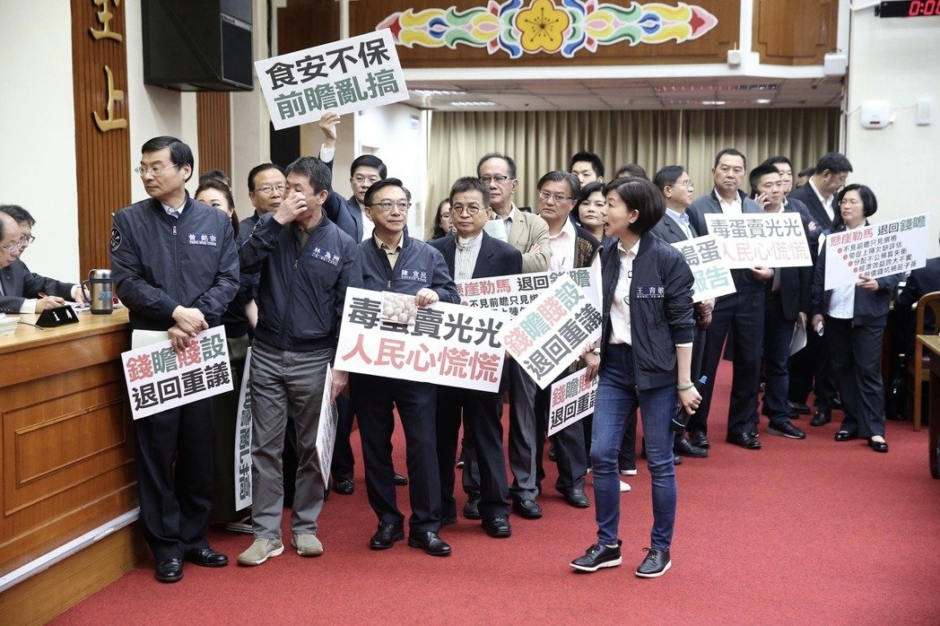 民進(jìn)黨力拼"前瞻計劃"過審 遭批"簡直就是威權(quán)復(fù)辟" 民進(jìn)黨力拼"前瞻計劃"過審 遭批"簡直就是威權(quán)復(fù)辟"