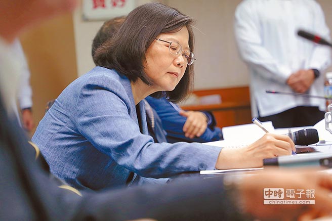 蔡英文滿意度跌破3成 臺(tái)媒:過(guò)多政治算計(jì)左支右絀 蔡英文滿意度跌破3成 臺(tái)媒:過(guò)多政治算計(jì)左支右絀