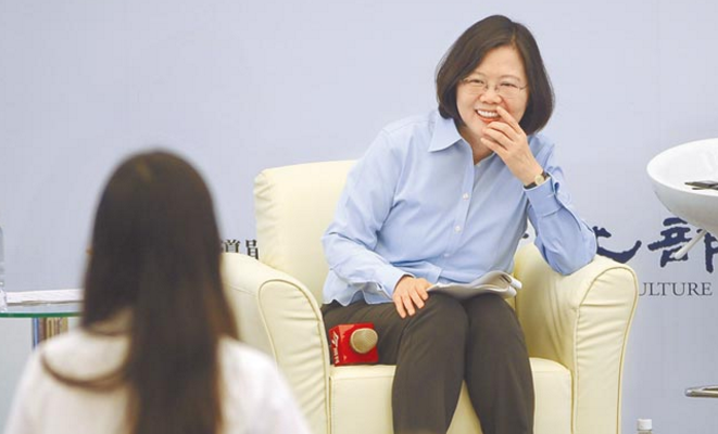 蔡英文向高中生訴苦:當(dāng)領(lǐng)導(dǎo)人太辛苦 無(wú)休假還要被罵 蔡英文向高中生訴苦:當(dāng)領(lǐng)導(dǎo)人太辛苦 無(wú)休假還要被罵