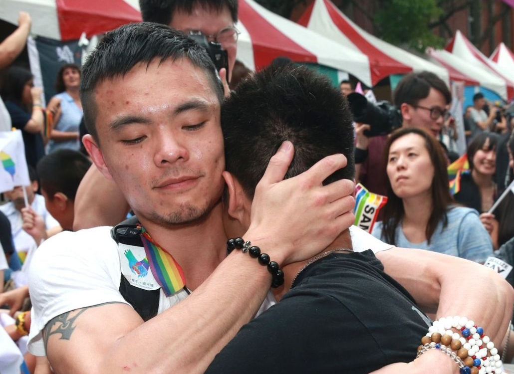 臺(tái)灣司法機(jī)構(gòu):現(xiàn)行法律禁止同婚"違憲" 限2年內(nèi)修正 臺(tái)灣司法機(jī)構(gòu):現(xiàn)行法律禁止同婚"違憲" 限2年內(nèi)修正