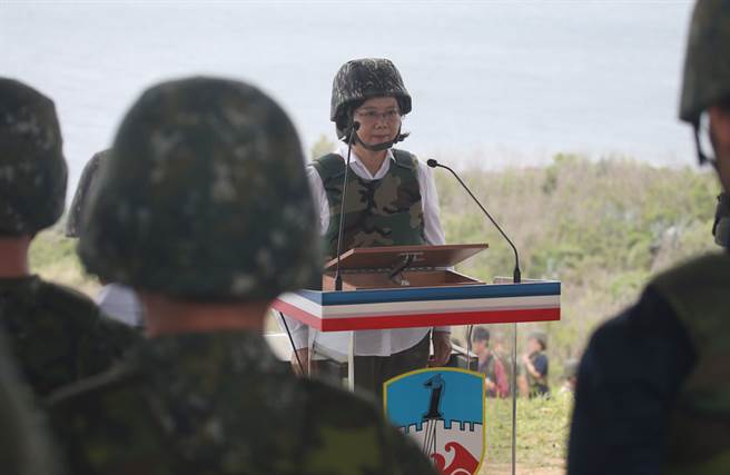 蔡英文稱自己是臺軍最大靠山 網(wǎng)友:這一輩子聽到最大的笑話 蔡英文稱自己是臺軍最大靠山 網(wǎng)友:這一輩子聽到最大的笑話