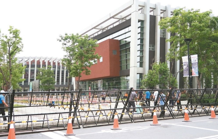 蔡辦音樂會(huì)屏東登場(chǎng) 警方密集架設(shè)拒馬遭批“心虛” 蔡辦音樂會(huì)屏東登場(chǎng) 警方密集架設(shè)拒馬遭批“心虛”