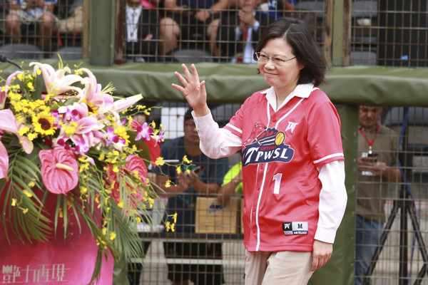 "�˰ى�ʿ"ʹ����Ӣ��:��(j��ng)��(j��)���ɰ���"�⽻"��������