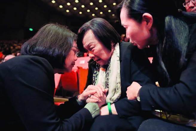 ����Ԫ���ԣ���Ӣ�ĵ����������ˮ��ö�����