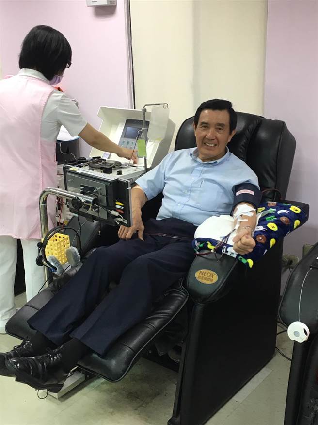 馬英九談獻血趣聞:騙女兒用血換餅干遭周美青痛罵 馬英九談獻血趣聞:騙女兒用血換餅干遭周美青痛罵