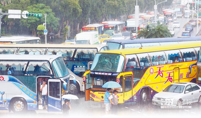 觀光業(yè)慘淡 臺(tái)上百輛游覽車“包圍”交通部門 觀光業(yè)慘淡 臺(tái)上百輛游覽車“包圍”交通部門
