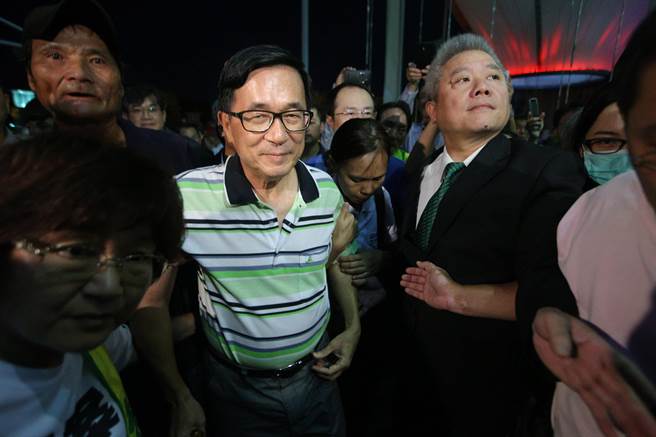 綠營(yíng)挺扁勢(shì)力欲聯(lián)署“赦扁” 網(wǎng)友諷貪污聯(lián)盟分贓不均 綠營(yíng)挺扁勢(shì)力欲聯(lián)署“赦扁” 網(wǎng)友諷貪污聯(lián)盟分贓不均