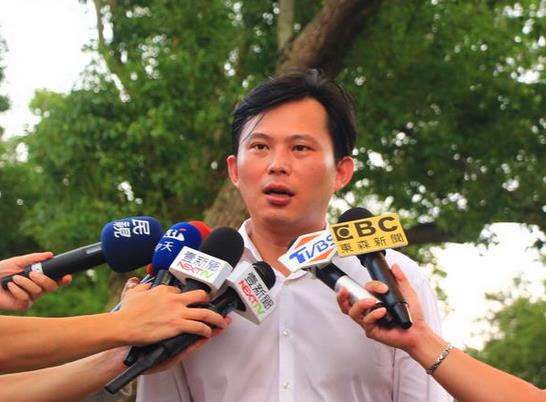 黃國昌罷免案提議人數(shù)已達(dá)法定人數(shù) 可進(jìn)行聯(lián)署 黃國昌罷免案提議人數(shù)已達(dá)法定人數(shù) 可進(jìn)行聯(lián)署