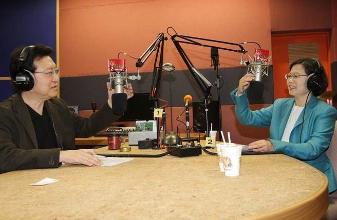 蔡英文執(zhí)政1年中間選民跑光光 媒體人:她只剩兩條路 蔡英文執(zhí)政1年中間選民跑光光 媒體人:她只剩兩條路