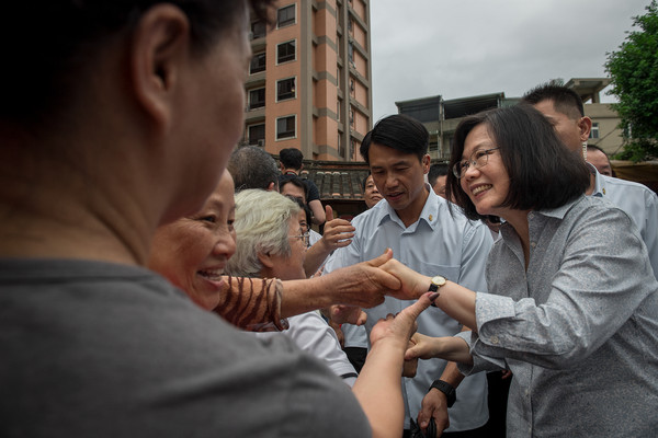 �_���{����6���񱊲��M��Ӣ���ڃɰ��Pϵ�ı��F