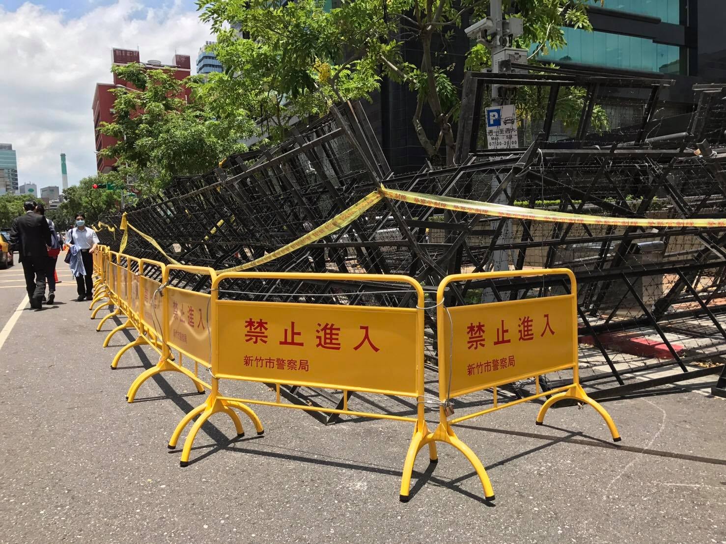 臺當局為擋抗議民眾維安過猛 竟遠赴新竹外借路障 臺當局為擋抗議民眾維安過猛 竟遠赴新竹外借路障