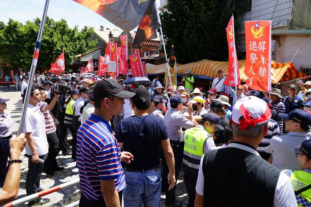 蔡英文遇抗?fàn)幦∠谐?徐國(guó)勇代揭匾現(xiàn)場(chǎng)卻拉不下布幔 蔡英文遇抗?fàn)幦∠谐?徐國(guó)勇代揭匾現(xiàn)場(chǎng)卻拉不下布幔