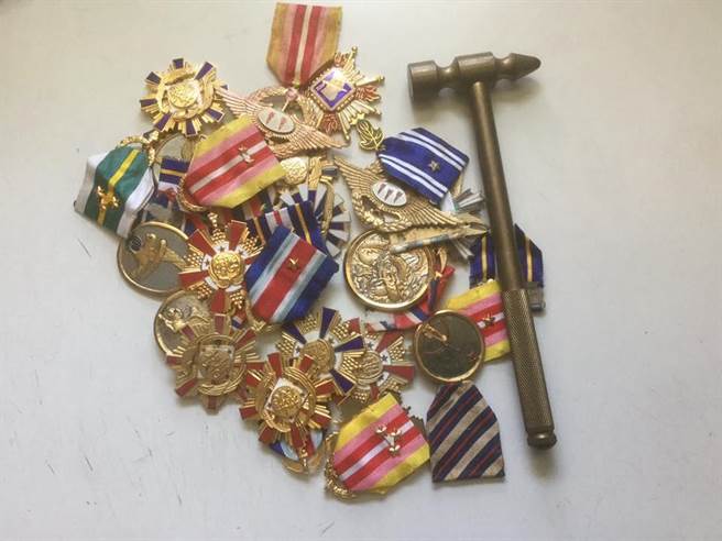 臺退役飛官怒砸勛章反年改 他吁用鐵槌做更有意義的事 臺退役飛官怒砸勛章反年改 他吁用鐵槌做更有意義的事