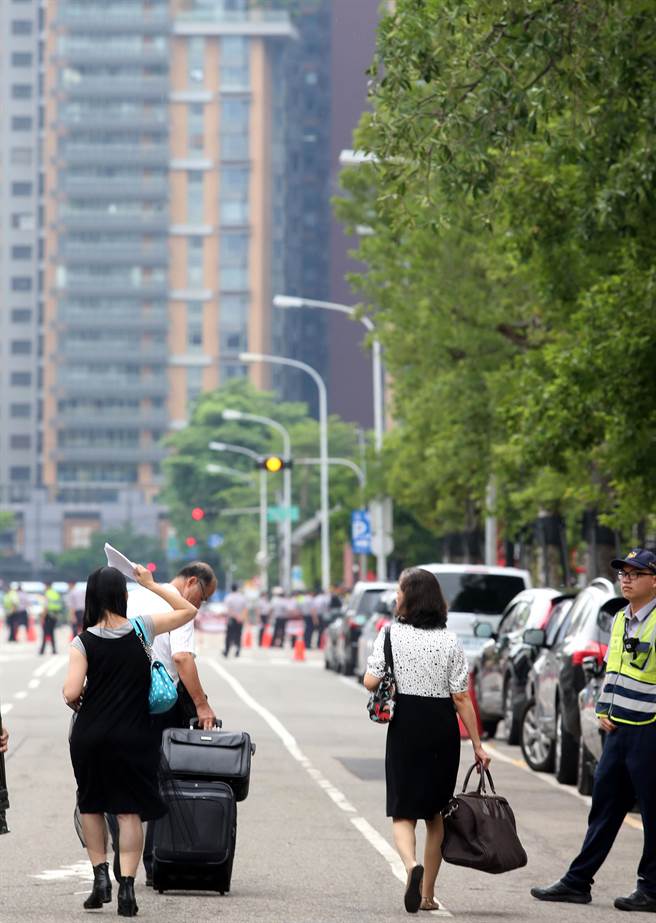 ��Ӣ�ĳ��О�ܿ��hȺ�� ��·���_(k��i)��͌�(sh��)�н�ͨ����