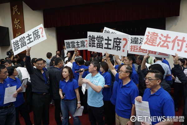 ���M(j��n)�h���؃ɴ��L(zh��ng)��ռ�I(l��ng)��ϯ�_(t��i)�c�R�RӢ��