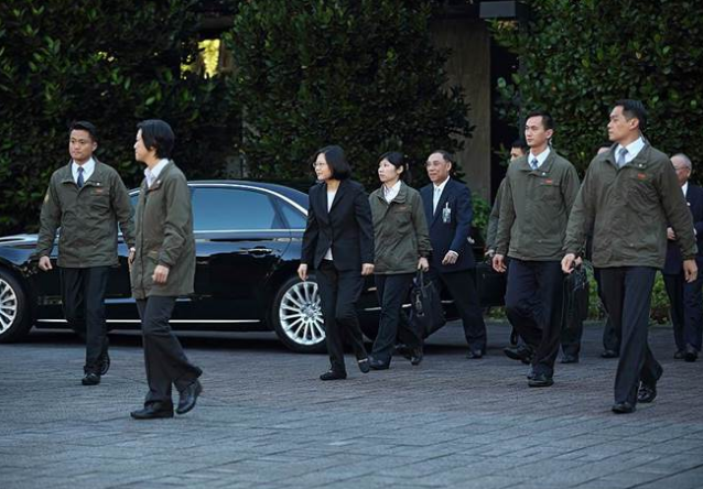 蔡英文將陳抗當(dāng)反恐 火力隨扈車重出江湖配步槍沖鋒槍 蔡英文將陳抗當(dāng)反恐 火力隨扈車重出江湖配步槍沖鋒槍