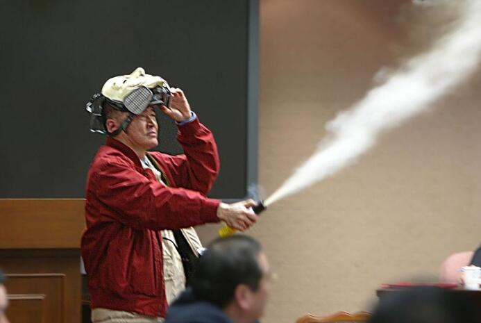 “立院”丟水球算什么 當(dāng)年“武器”更驚人 “立院”丟水球算什么 當(dāng)年“武器”更驚人