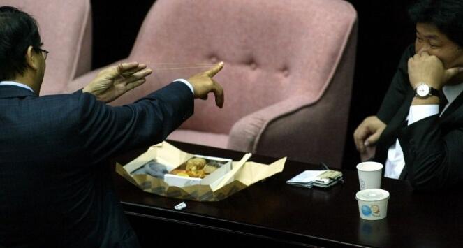 “立院”丟水球算什么 當(dāng)年“武器”更驚人 “立院”丟水球算什么 當(dāng)年“武器”更驚人