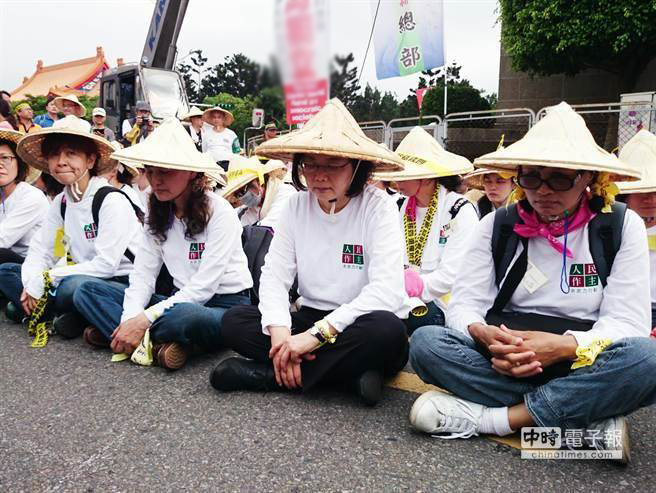 臺媒:一場臺風(fēng)吹垮蔡英文的謊言 民眾向誰討公道 臺媒:一場臺風(fēng)吹垮蔡英文的謊言 民眾向誰討公道