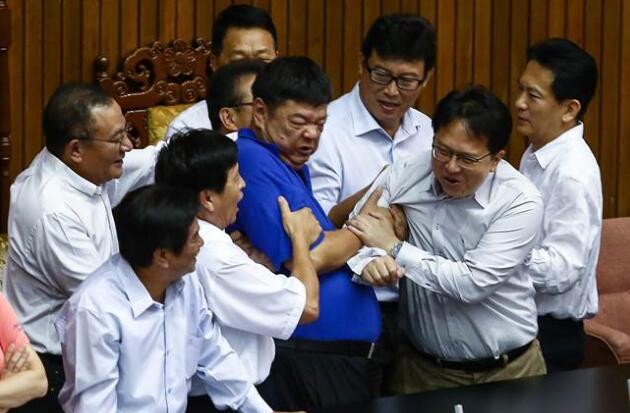 藍(lán)綠“立委”在“前瞻預(yù)算案”沖突中續(xù)演表決大戰(zhàn) 藍(lán)綠“立委”在“前瞻預(yù)算案”沖突中續(xù)演表決大戰(zhàn)