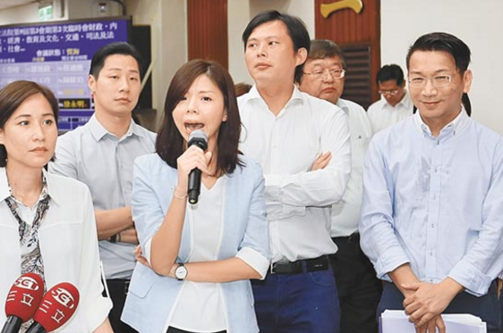 “時(shí)代力量”和親民黨支持度顯著下滑 餡泡沫化危機(jī) “時(shí)代力量”和親民黨支持度顯著下滑 餡泡沫化危機(jī)