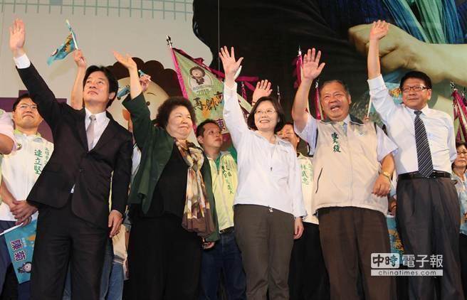 蔡當(dāng)局拼政治 臺(tái)媒體人:大陸發(fā)展的車尾燈都看不到了 蔡當(dāng)局拼政治 臺(tái)媒體人:大陸發(fā)展的車尾燈都看不到了