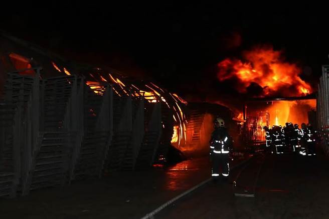 臺南蔬菜廠22日半夜起火 工廠及倉庫付之一炬 臺南蔬菜廠22日半夜起火 工廠及倉庫付之一炬