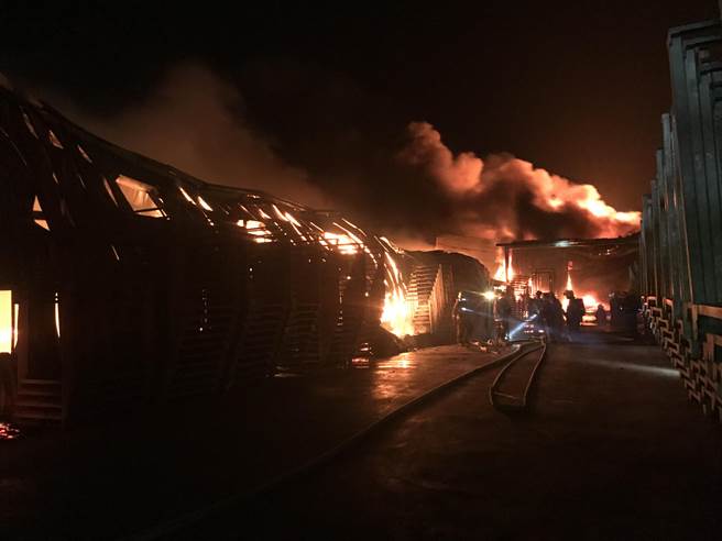 臺南蔬菜廠22日半夜起火 工廠及倉庫付之一炬 臺南蔬菜廠22日半夜起火 工廠及倉庫付之一炬