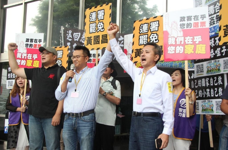 黃國昌活動現(xiàn)身遭酸:有困難不見人 夾道歡迎才出現(xiàn) 黃國昌活動現(xiàn)身遭酸:有困難不見人 夾道歡迎才出現(xiàn)