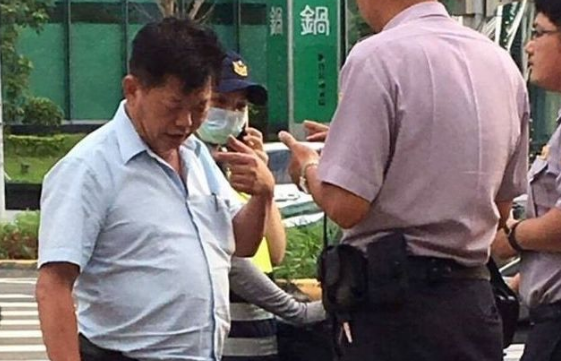 民進(jìn)黨議員酒駕被停權(quán)1年改3個(gè)月 網(wǎng)友嘲諷沒(méi)救了 民進(jìn)黨議員酒駕被停權(quán)1年改3個(gè)月 網(wǎng)友嘲諷沒(méi)救了