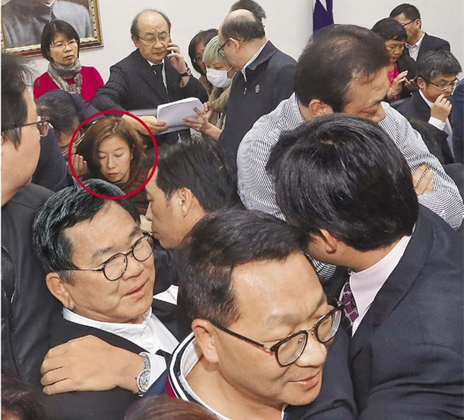 民進(jìn)黨深夜突襲表決 “勞基法”修正案初審過(guò)關(guān) 民進(jìn)黨深夜突襲表決 “勞基法”修正案初審過(guò)關(guān)