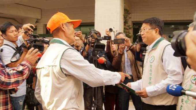 民進(jìn)黨資深黨員聯(lián)名要求處分臺(tái)南市長參選人黃偉哲陳亭妃 民進(jìn)黨資深黨員聯(lián)名要求處分臺(tái)南市長參選人黃偉哲陳亭妃