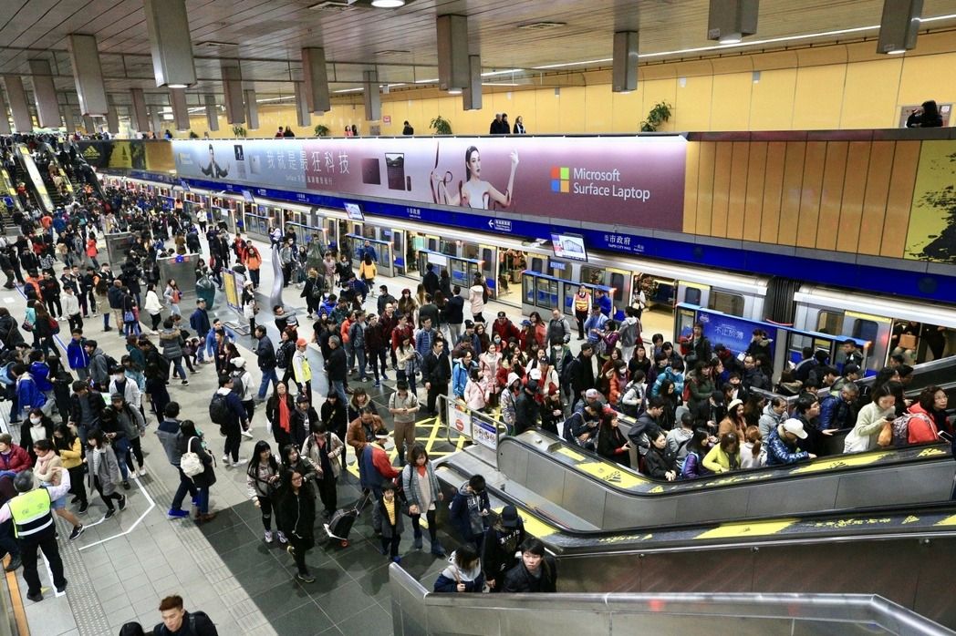 陸客來臺跨年搭捷運(yùn)慘被羞辱 網(wǎng)友:丟臺灣人的臉 陸客來臺跨年搭捷運(yùn)慘被羞辱 網(wǎng)友:丟臺灣人的臉