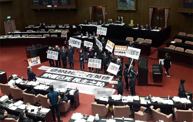 臺(tái)"勞基法"二讀通過(guò):7休1松綁 勞工最長(zhǎng)連上12天班 臺(tái)"勞基法"二讀通過(guò):7休1松綁 勞工最長(zhǎng)連上12天班