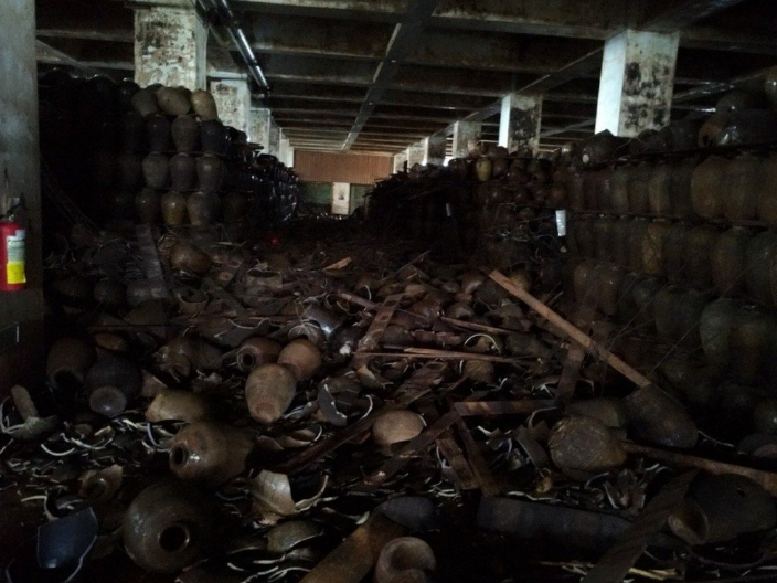 花蓮地震致酒廠慘賠2億 25年陳釀紹興酒甕碎滿地 花蓮地震致酒廠慘賠2億 25年陳釀紹興酒甕碎滿地