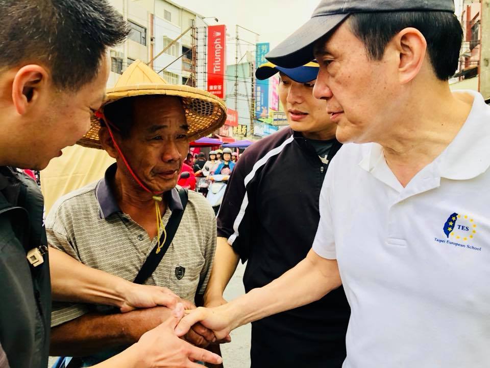 馬英九赴屏東探望龍應(yīng)臺(tái) 當(dāng)街幫忙叫賣水果引圍觀 馬英九赴屏東探望龍應(yīng)臺(tái) 當(dāng)街幫忙叫賣水果引圍觀