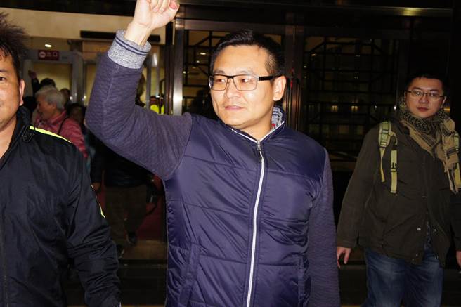 向"獨(dú)派"頭目噴生發(fā)水男子交保 稱將反告對方妨害自由 向"獨(dú)派"頭目噴生發(fā)水男子交保 稱將反告對方妨害自由