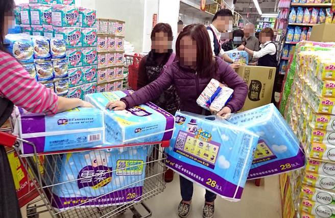 不當(dāng)行銷掀衛(wèi)生紙搶購(gòu)亂象 臺(tái)灣大潤(rùn)發(fā)遭罰350萬(wàn) 不當(dāng)行銷掀衛(wèi)生紙搶購(gòu)亂象 臺(tái)灣大潤(rùn)發(fā)遭罰350萬(wàn)