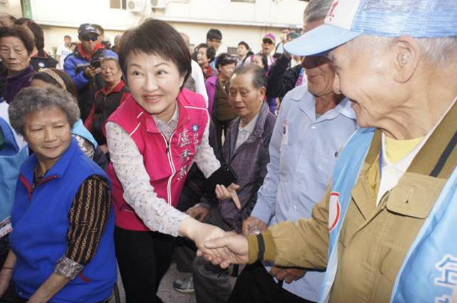 盧秀燕臺中市長選戰(zhàn)開打 批空污并承諾恢復(fù)老人補助 盧秀燕臺中市長選戰(zhàn)開打 批空污并承諾恢復(fù)老人補助