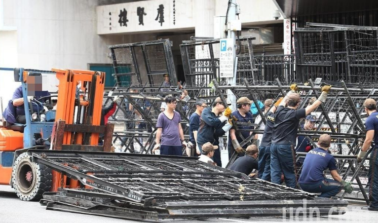 國民黨諷:民進黨不倒 蛇籠拒馬生意會大好 國民黨諷:民進黨不倒 蛇籠拒馬生意會大好