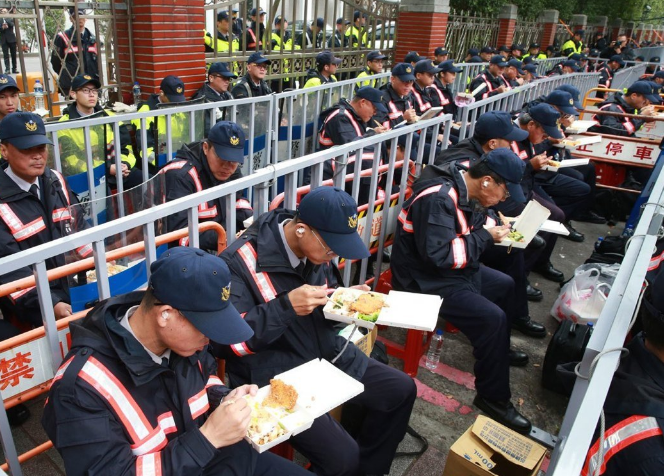 臺(tái)灣基層警察自嘲“跟狗一樣” 蔡英文上臺(tái)工作更苦功勞全無 臺(tái)灣基層警察自嘲“跟狗一樣” 蔡英文上臺(tái)工作更苦功勞全無