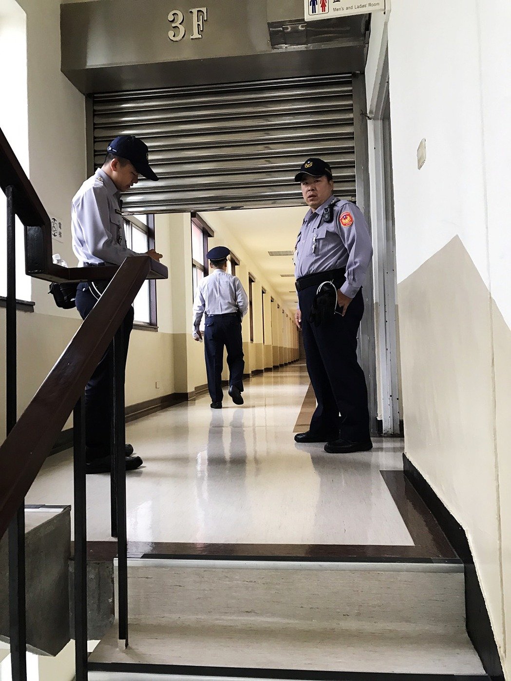 民進黨打造“臺灣最美風景”:拒馬刀片蛇籠鐵門加厚3層 民進黨打造“臺灣最美風景”:拒馬刀片蛇籠鐵門加厚3層