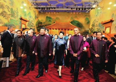 各國領(lǐng)導(dǎo)人及配偶步入宴會大廳 各國領(lǐng)導(dǎo)人及配偶步入宴會大廳