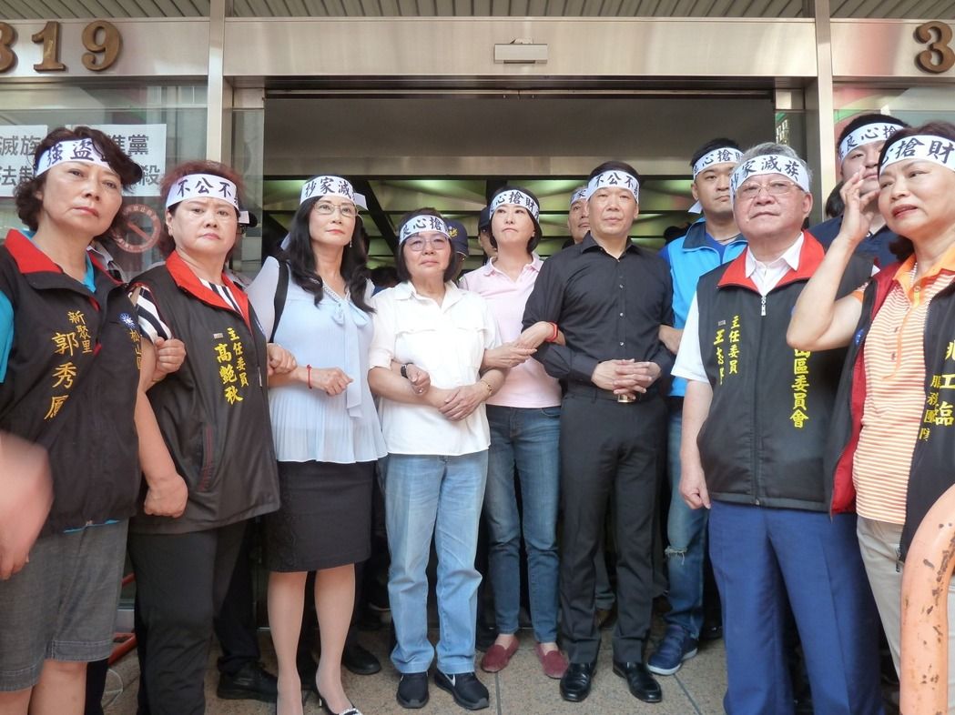 臺當(dāng)局查封國民黨不動產(chǎn)遭人墻阻擋 4處僅成功2處 臺當(dāng)局查封國民黨不動產(chǎn)遭人墻阻擋 4處僅成功2處