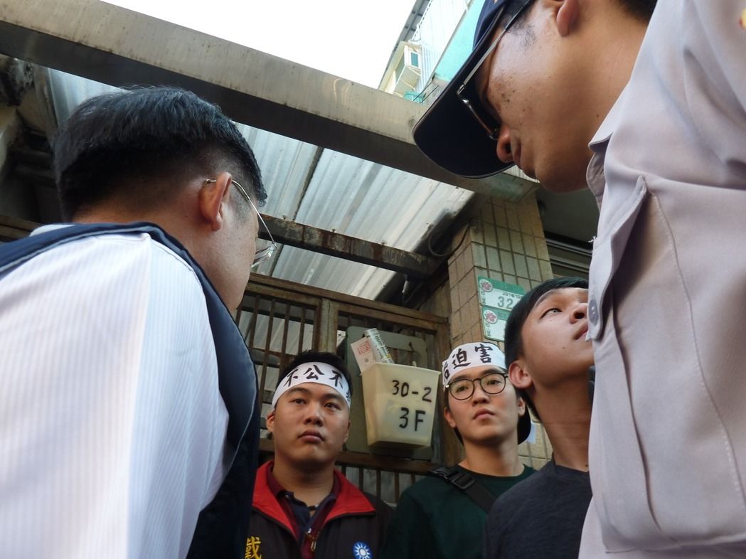 臺當(dāng)局查封國民黨不動產(chǎn)遇阻 欲強(qiáng)開大門遭2鎖匠拒絕 臺當(dāng)局查封國民黨不動產(chǎn)遇阻 欲強(qiáng)開大門遭2鎖匠拒絕