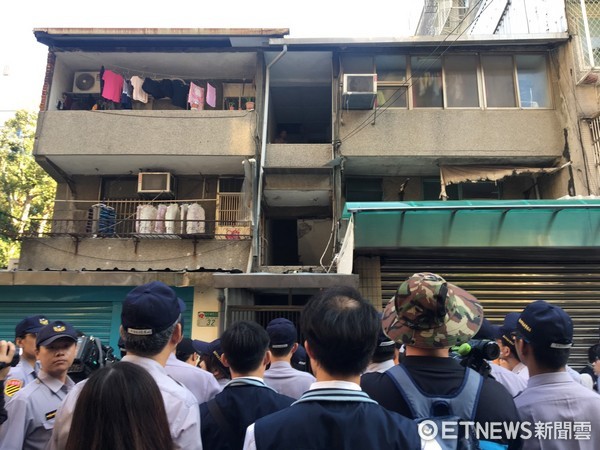 臺當(dāng)局查封國民黨不動產(chǎn)遇阻 欲強(qiáng)開大門遭2鎖匠拒絕 臺當(dāng)局查封國民黨不動產(chǎn)遇阻 欲強(qiáng)開大門遭2鎖匠拒絕