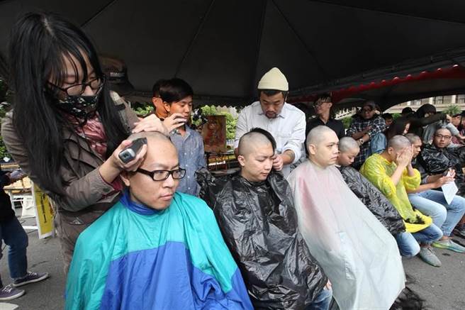 民進(jìn)黨強(qiáng)修惡法惹青年怒火 剃度誦經(jīng)斥蔡賴"五德皆缺" 民進(jìn)黨強(qiáng)修惡法惹青年怒火 剃度誦經(jīng)斥蔡賴"五德皆缺"