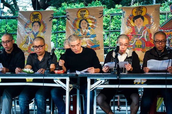 民進(jìn)黨強(qiáng)修惡法惹青年怒火 剃度誦經(jīng)斥蔡賴"五德皆缺" 民進(jìn)黨強(qiáng)修惡法惹青年怒火 剃度誦經(jīng)斥蔡賴"五德皆缺"