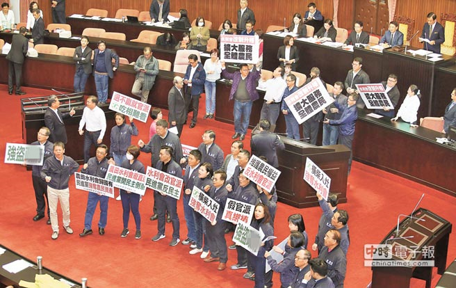 蔡當(dāng)局為強(qiáng)占水利會(huì)竟讓民代全閉嘴 臺(tái)式民主令人唏噓 蔡當(dāng)局為強(qiáng)占水利會(huì)竟讓民代全閉嘴 臺(tái)式民主令人唏噓